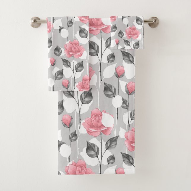 Gris et rose. Modèle floral serviette de bain (En situation)