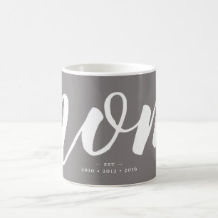 Gris Simple Typographie Maman EST. Mug