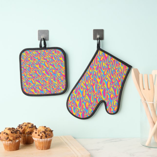 Groovy Trippy Squiggly Quirky Pansexual Pride  Oven Mitt & Pot Holder Set (Insitu(Hanging))