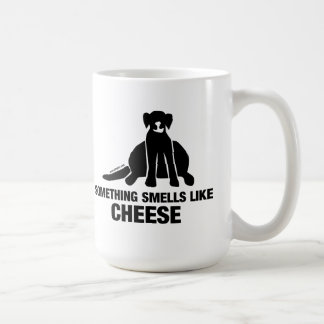 Gros chien - quelque chose sent comme la tasse de