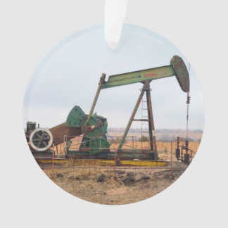 Grosse valise verte dans un champ pétrolier