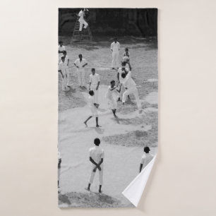 GROUP OF PEOPLE PLAYING BASEBALL BATH TOWEL