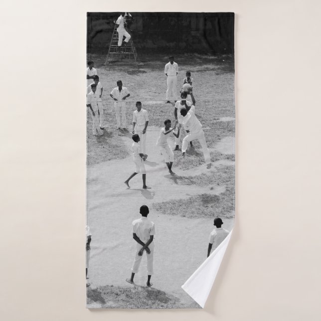 GROUP OF PEOPLE PLAYING BASEBALL BATH TOWEL (Bath Towel)