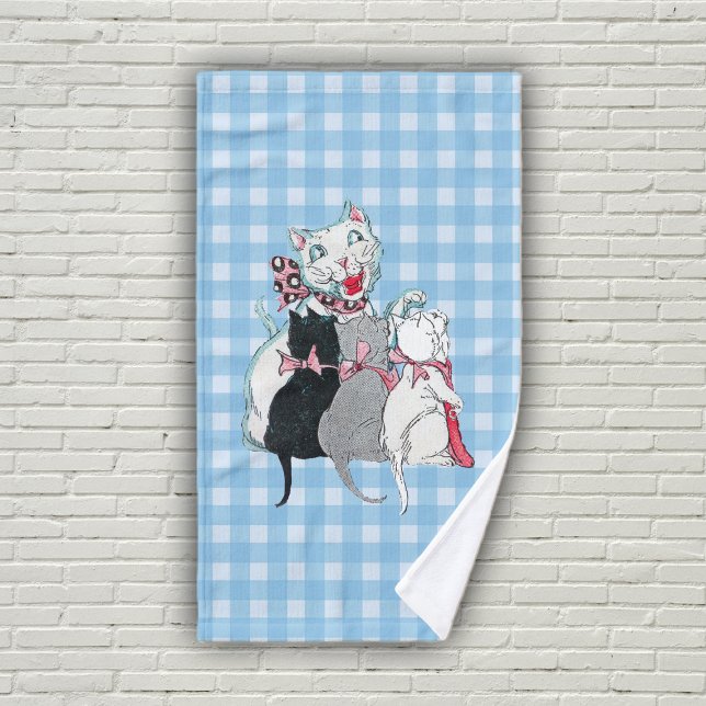 Groupe de chatons avec chat mère vaches roses plai (Mother cat with three kittens on blue and white plaid bath hand towel.)