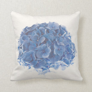 Groupe rond bleu d'hortensia sur le coussin blanc