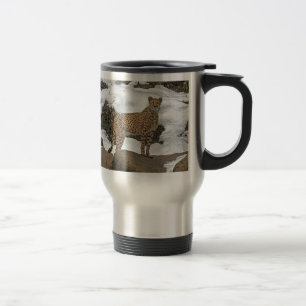 Guépard dans la tasse de voyage de neige
