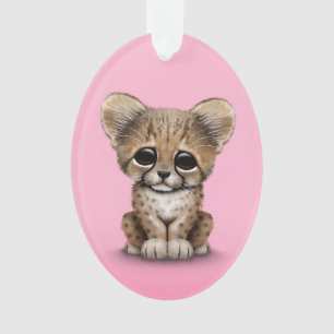 Guépard mignon CUB de bébé sur le rose