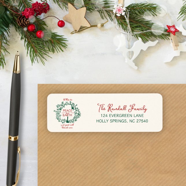 Guerre de Noël rustique Paix sur Terre (Elegant red and green wreath design with personalized family name & address.
)
