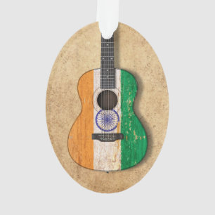 Guitare acoustique âgée et utilisée de drapeau