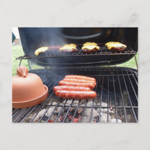 Hamburgers grillés et carte de chiens chauds
