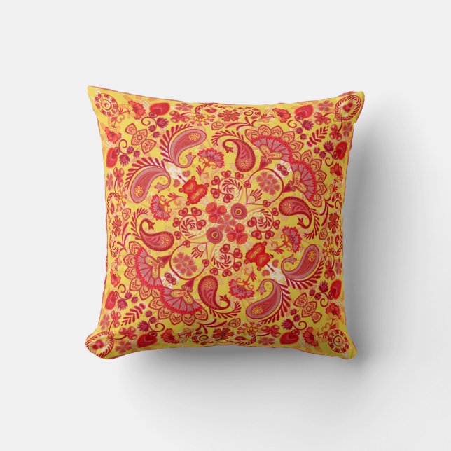 Hand-drawn flowers, strawberries, vintage pattern. throw pillow (Front)