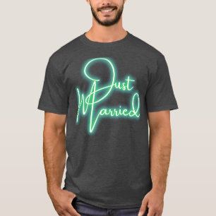 Handwritten Type Announcing Just Married Green Des T-Shirt