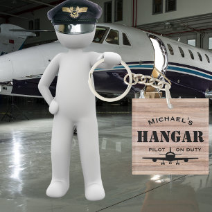 Hangar d'avion et pilote en service cadeau personn