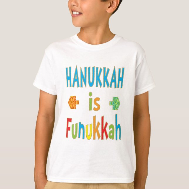 "Hanoukka est Funukkah" T-shirt avec Dreidels (Devant)