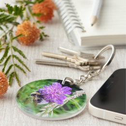Happiness at the key ring - bumblebee on skabiosis