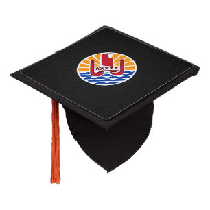 Haut de chapeau de remise de diplômes aux armoirie