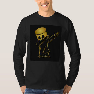 Haut niveau d'attitude en t-shirt noir
