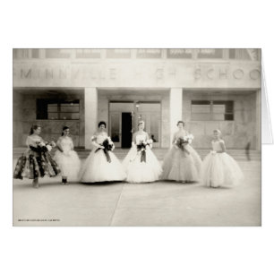 Haute reine 1957 de retours au pays de ville