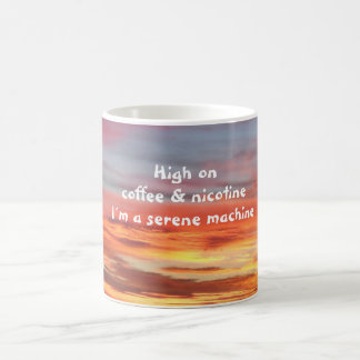 Haute sur la tasse de lever de soleil de café et