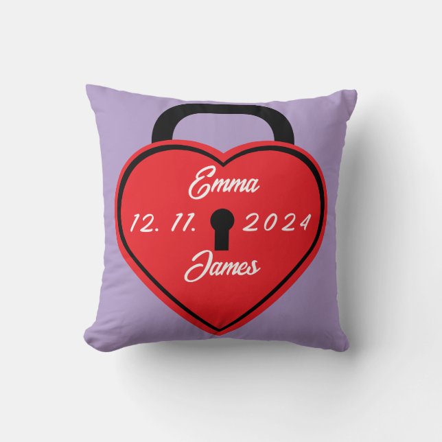 Heart lock throw pillow (Front)