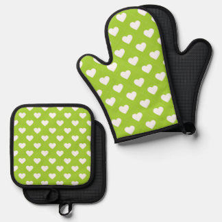 Heart Pattern Background Oven Mitt & Pot Holder Set