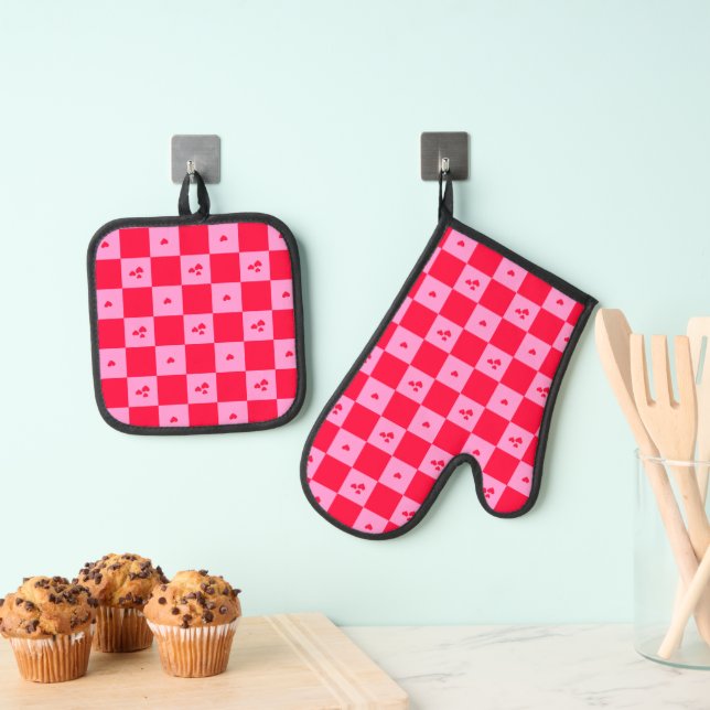 Hearts Grid pink and red Oven Mitt & Pot Holder Set (Insitu(Hanging))