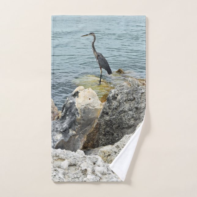 Heron Sur Les Rochers À La Plage (Serviette à main)
