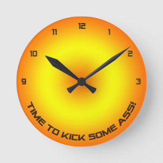 Heure de donner un coup de pied… Horloge murale