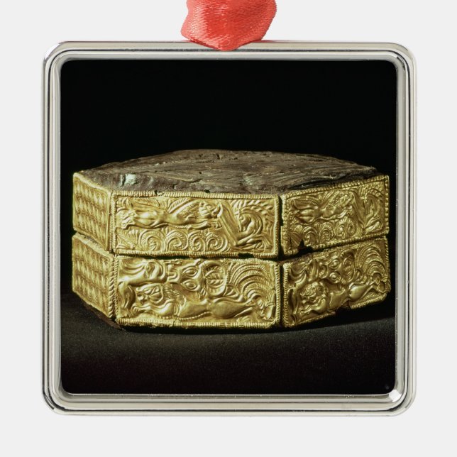 Hexagonal pyxis decorated with animals metal ornament (Front)