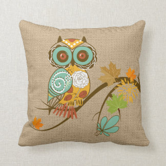 Hibou de chute sur le coussin de toile de jute de