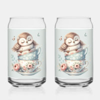 Hibou endormi dans des tasses à thé florales empil