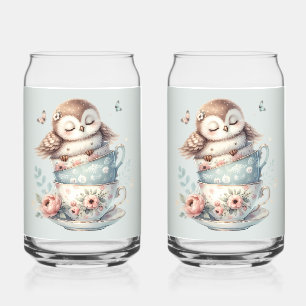 Hibou endormi dans des tasses à thé florales empil