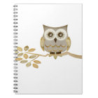 Hibou large de yeux dans le carnet d'arbre