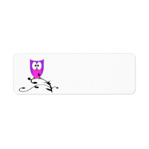 Hibou mignon sur une branche