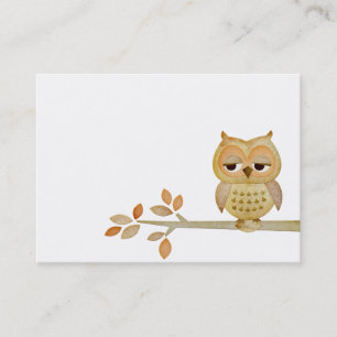 Hibou somnolent dans le carte de visite d'arbre