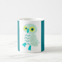 Hibou vert avec la tasse bleue de frontières