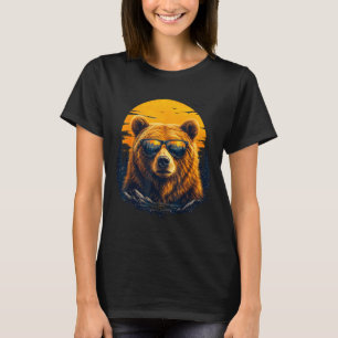 Hiking bear with sunglasses retro mountain art T-Shirt