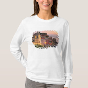 Hillside town of Vernazza in the evening, Cinque T-Shirt