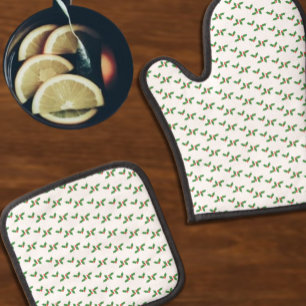 Holly Pattern Oven Mitt & Pot Holder Set