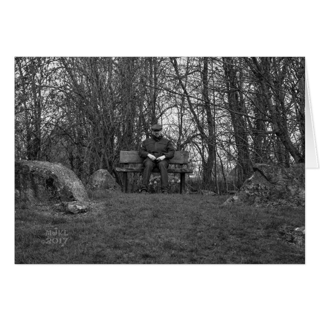 Homme avec le casquette plat sur la carte de banc (Devant horizontal)