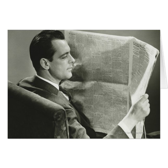 Homme d'affaires lisant le journal (Devant horizontal)