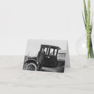 Homme de style antique avec voiture
