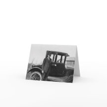 Homme de style antique avec voiture