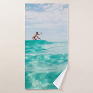 Homme faisant du surf