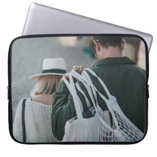 Homme portant des sacs blancs