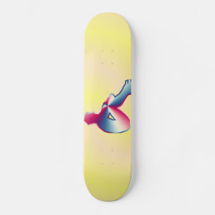 Homme posant sur skateboard