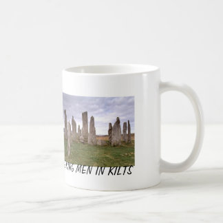 "Hommes de recherche tasse de café dans kilts"