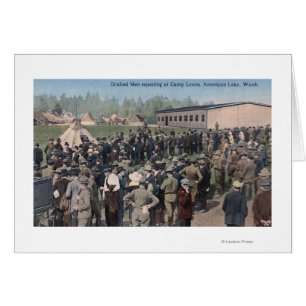 Hommes en rédaction de rapports au camp Lewis