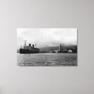 Honolulu, Hawaii - View of Honolulu Canvas Print