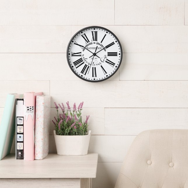 Horloge Agritourisme Style Laurel Monogramme Nom Personnal (Salle de lecture)